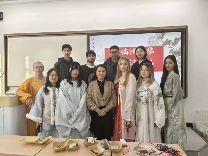 衣冠承古韵 巧手传文明——外国...